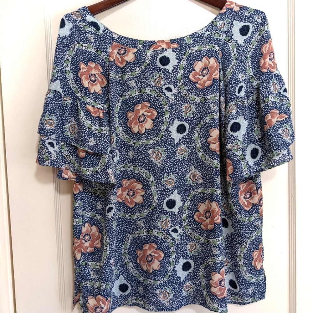 Loft Outlet Flutter Sleeve Floral Blouse Size Medium Light- Weight Chiffon